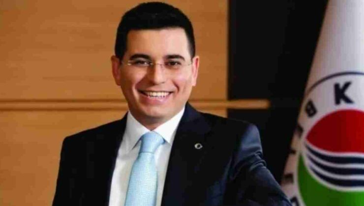 AK Parti Antalya Büyükşehir Belediye Lider Adayı Hakan Tütüncü, Çiçeklerle Karşılandı