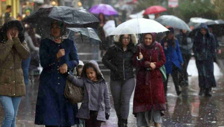 Alanya’da sağanak yağış hayatı olumsuz etkiledi