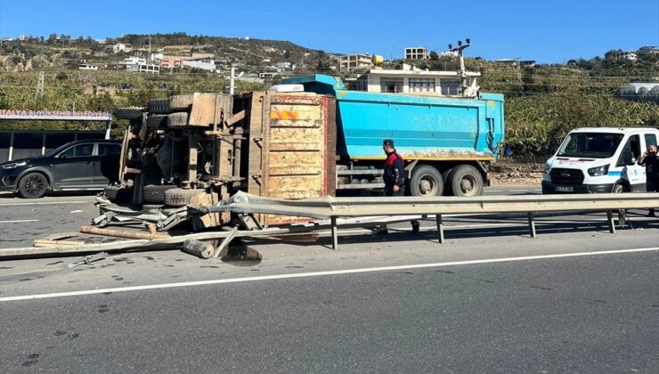 Alanya’da Trafik Kazası: Sürücülerin Kısa Süreli Korku Dolu Anları