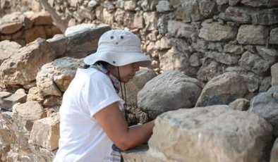 Mersin’de Kelenderis Antik Kenti’nde 2300 Yıllık Hekate Figürü Bulundu