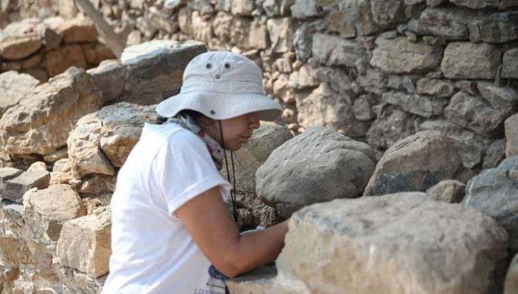 Mersin’de Kelenderis Antik Kenti’nde 2300 Yıllık Hekate Figürü Bulundu